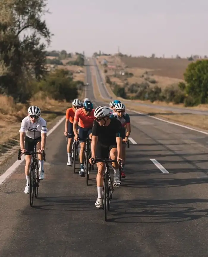 Grupo de ciclistas en carretera