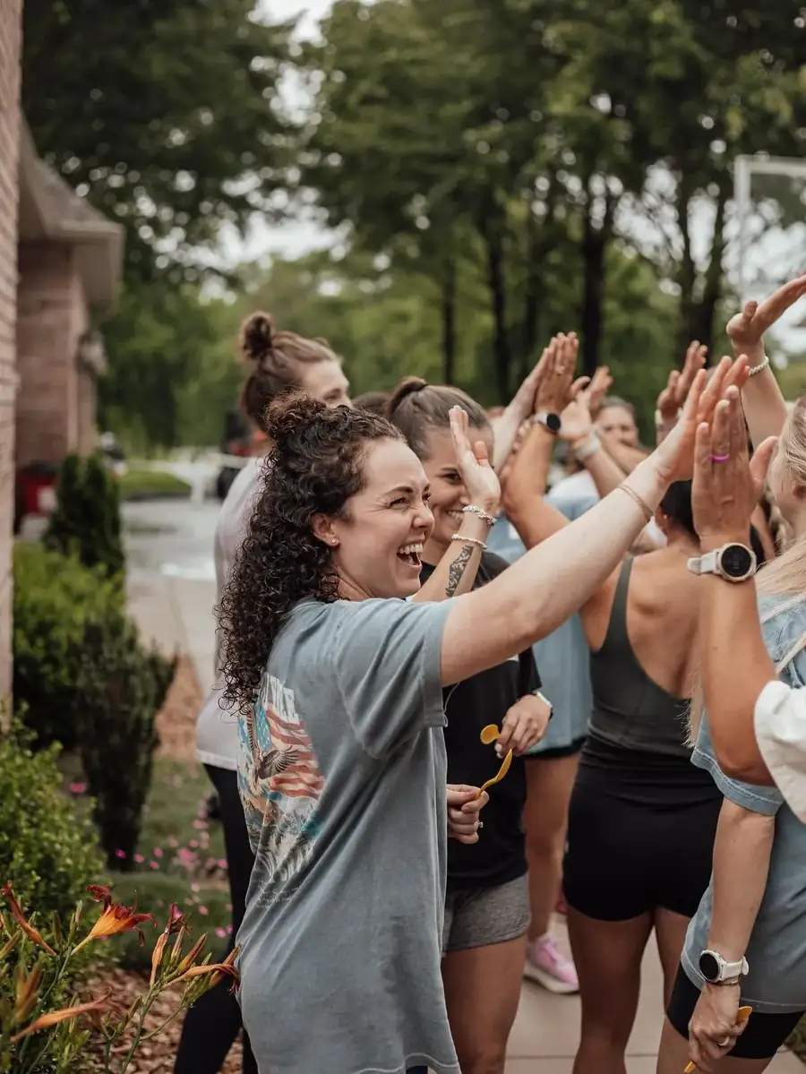 Grupo de personas celebrando después de una actividad