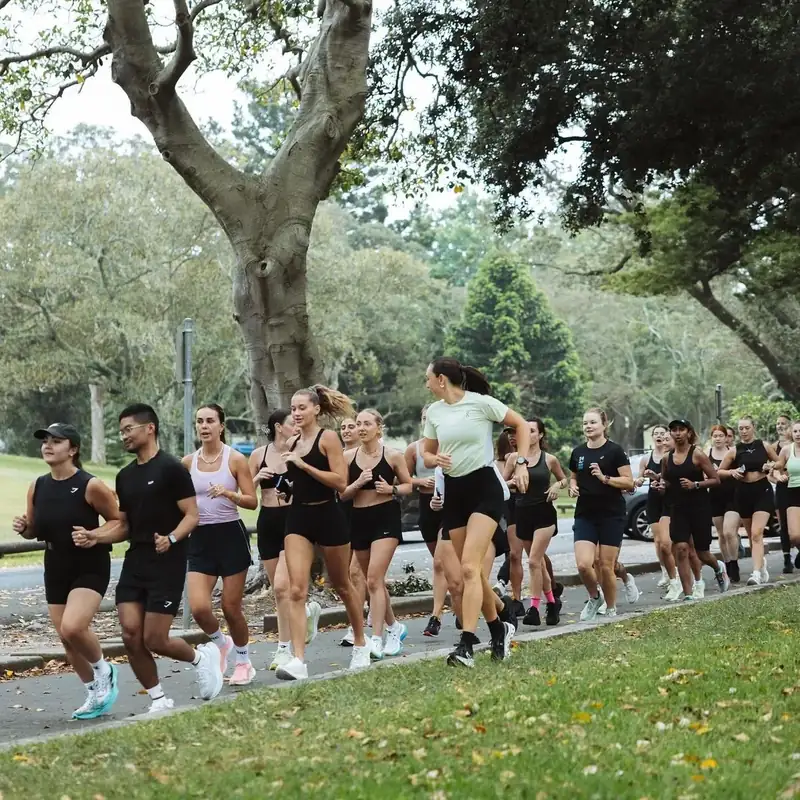 Grupo de running entrenando en comunidad